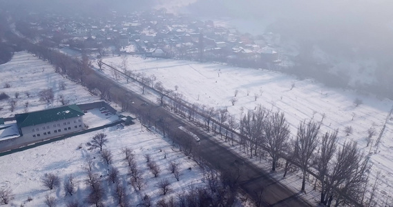 冬村和公路雾中有汽车视频