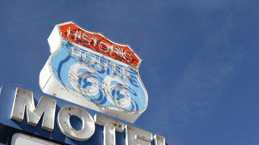 汽车旅馆复古标志在历史悠久的66号著名旅游目的地是视频