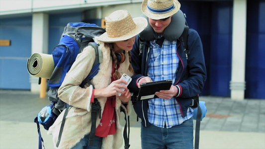 在机场使用数字平板电脑和智能手机的游客视频