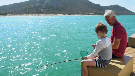 父亲和儿子钓鱼视频