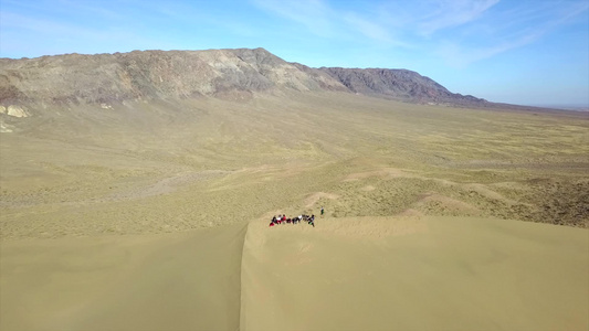 卡扎赫斯坦巨大的沙丘视频
