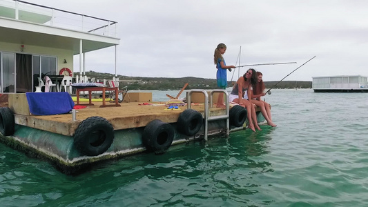 钓鱼的女人和女孩视频