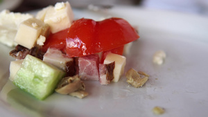 吃新鲜的混合沙拉番茄奶酪火腿蘑菇11秒视频