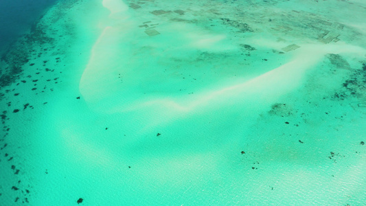 在环礁湖中沙滩上有绿石水巴拉巴克帕拉旺菲利平斯视频