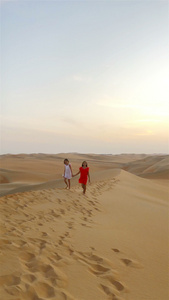 阿拉伯联合酋长国RubalKhali沙漠沙丘中的女孩视频