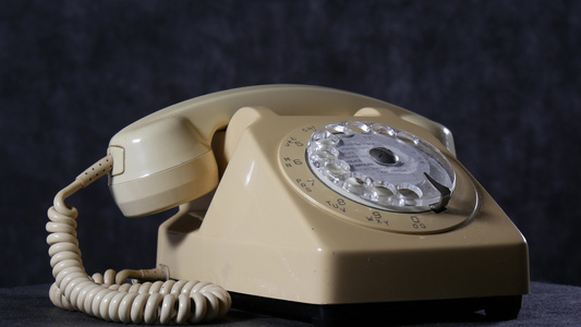 古老的旧型塑料电话视频