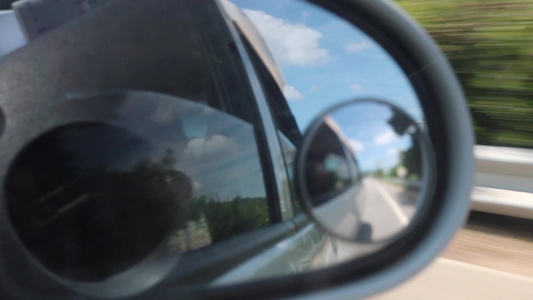 侧面镜子后方在一辆行驶的汽车中看到风景视频