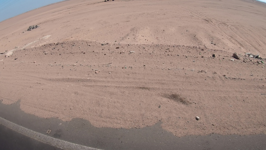 在埃及沙漠沥青路上驾驶的左侧视图第一视角视频