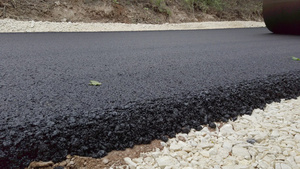 铺筑公路在雨季建造沥青热层新沥青的沥青压缩机和重型23秒视频