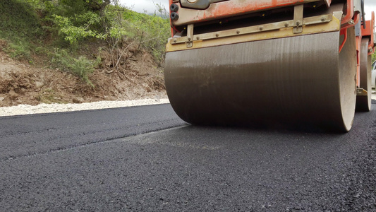 铺筑公路在雨季建造沥青热层新沥青的沥青压缩机和重型视频