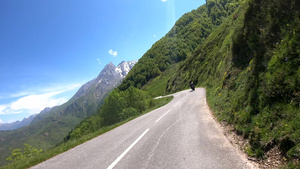 在通往法国比利牛斯山脉的达比斯克山的路上36秒视频