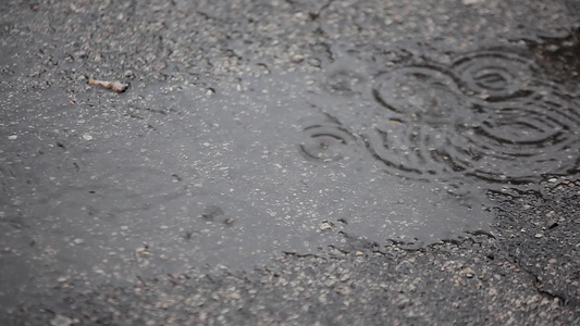 沥青上的雨滴3视频