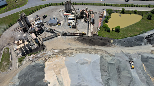 沥青工厂的空中观察设备是用机器粉碎石块建造道路路面视频