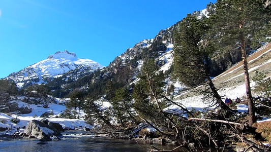 雪地比利牛斯山脉中的小河靠近法兰西视频