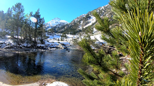 在雪地比利牛斯山脉的河流中靠近法国法兰西州埃斯帕涅河视频