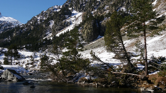 在雪地比利牛斯山脉的河流中靠近法国法兰西州埃斯帕涅河视频