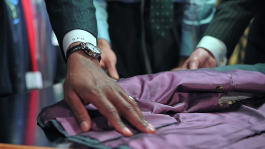 展示纺织品的裁缝视频