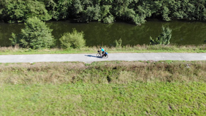 在欧洲乡村骑自行车的人享受轻松的风景8秒视频