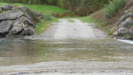 洪水中河流淹水的小小公路视频