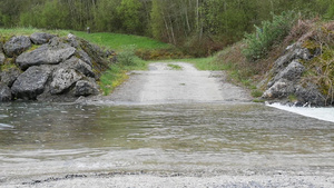 河水淹没的小型小公路洪水泛滥缓慢运动34秒视频