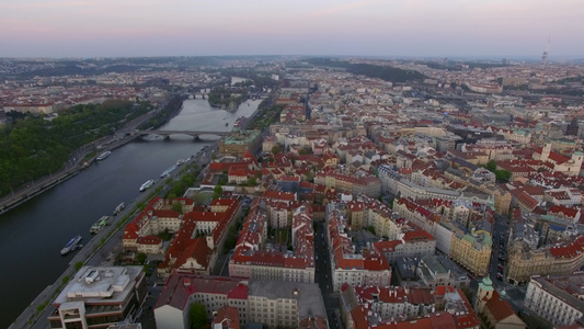 斯泽奇共和国普拉格河和伏尔塔瓦河的空中射击视频