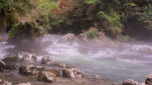 暴风雨的山河在石头之间流淌水面有雾30秒视频