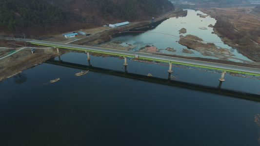 河桥上空的空中观察视频