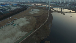 逆向飞过河流和空地10秒视频