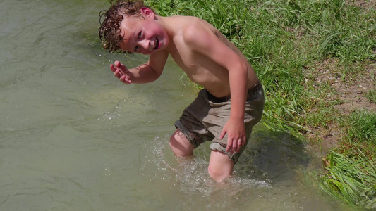 在河里泡有趣的男孩浴视频