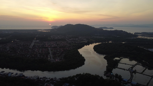 小型住宅区美丽的日落风景视频