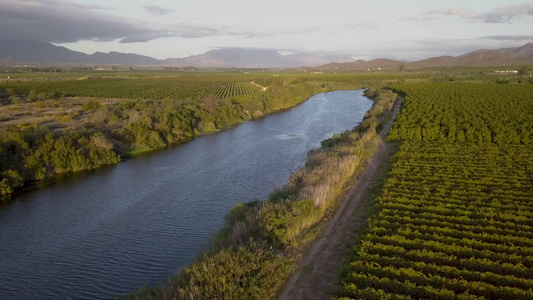 大河水横穿农耕地貌的视频