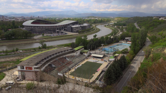 城市体育场河渡口和河对面的老运动用具包括Skopje视频