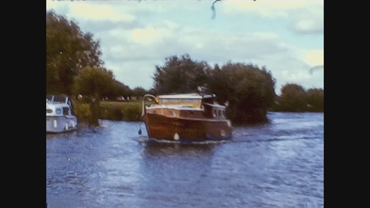 1969年联合王国2号河上的船只视频