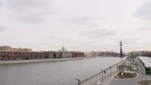 莫斯考河堤岸俯视纪念碑在恶劣的一天踏足伟大52秒视频