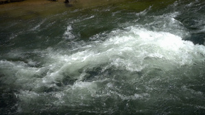 河水迅速流淌撞上岩石13秒视频