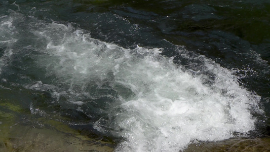 坚固的山河河流迅速快速流动自然背景视频
