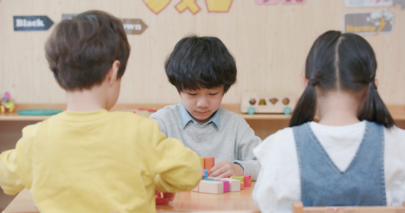 8K幼儿园教室里小男孩搭积木视频