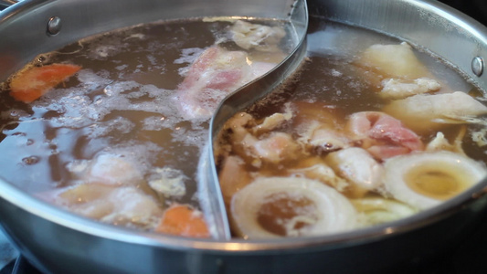 准备吃饭的热锅猪肉视频