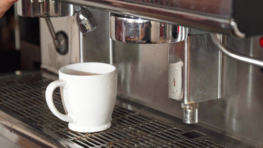 咖啡机在杯中加沸水视频