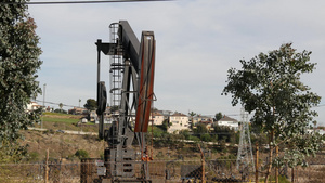 工业城市景观洛杉矶的拉布雷亚英格尔伍德井泵千斤顶在18秒视频