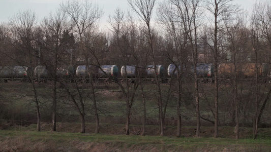 一套油罐车通过铁路运输石油和燃料视频