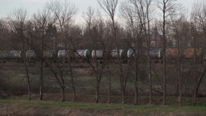 一套油罐车通过铁路运输石油和燃料25秒视频