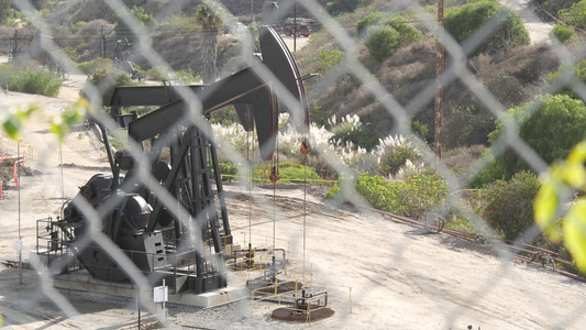 工业城市景观洛杉矶的拉布雷亚英格尔伍德井泵千斤顶在视频