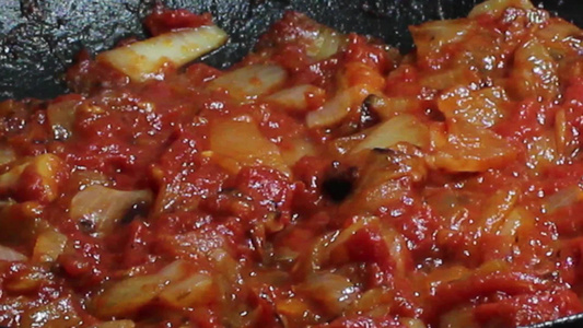 炸番茄和洋葱在煎锅里有特景视频