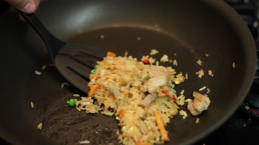 用锅煮炒饭视频