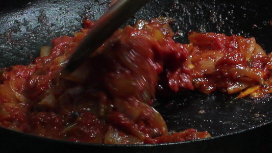 炸番茄和洋葱在煎锅里有特景视频