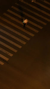 航拍城市夜景交通道路斑马线行人车流交通秩序素材夜景素材视频