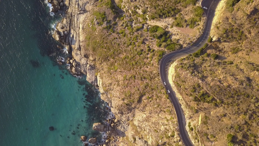 沿海公路飞速的空中航向视频