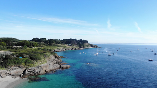 Groix岛沿海海滨的鸟瞰图著名的旅游胜地在布列塔尼视频