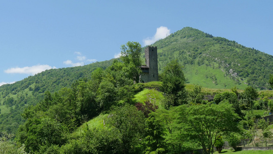 山地风景与一座城堡的废墟在比利牛斯山脉视频